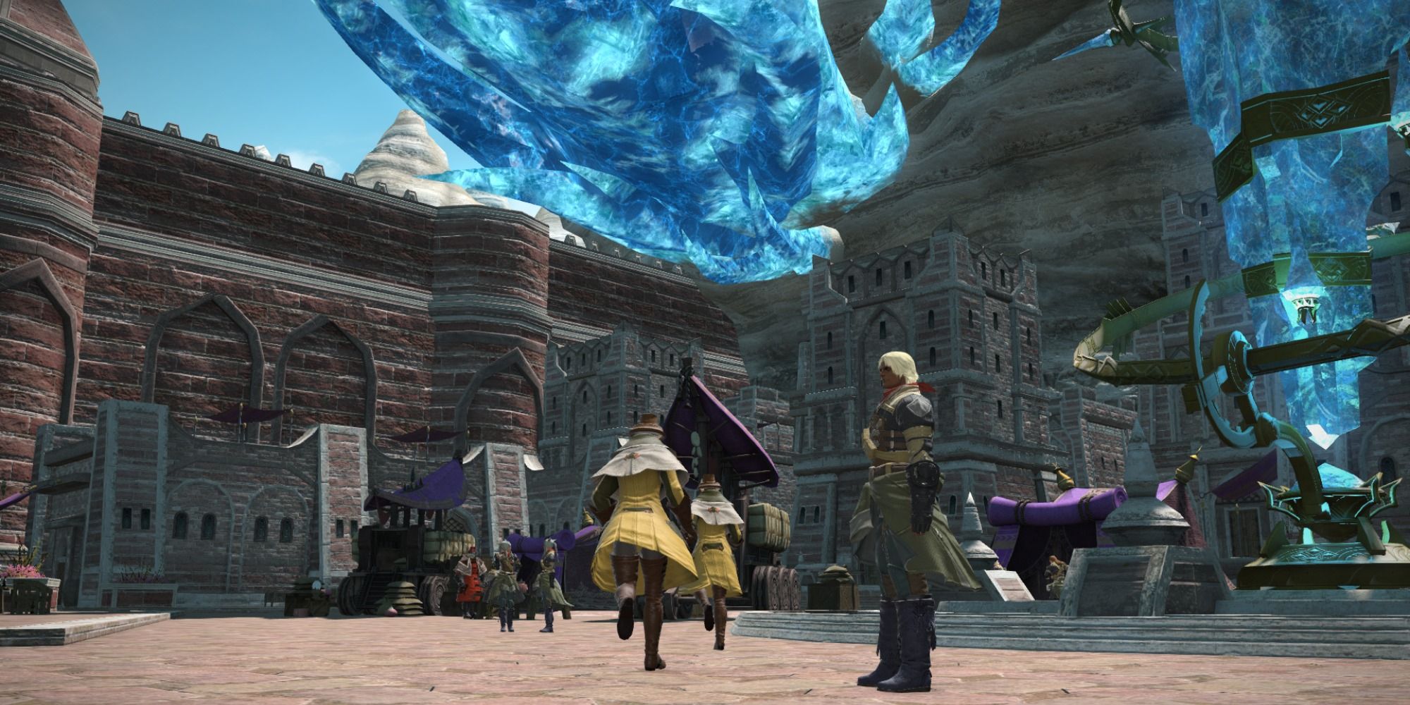 Centre-ville d'Ala Ghiri de Final Fantasy 14 près du cristal de téléportation et des joueurs du jeu