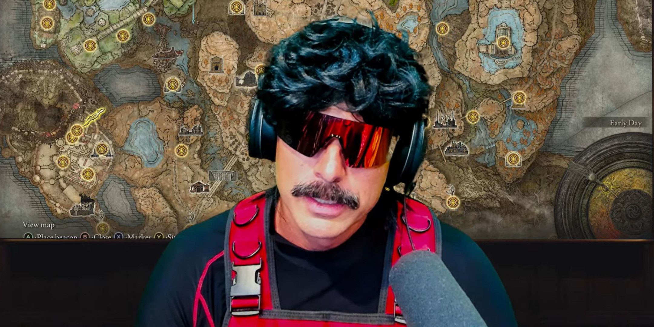 Dr DisRespect devant la carte d'Elden Ring